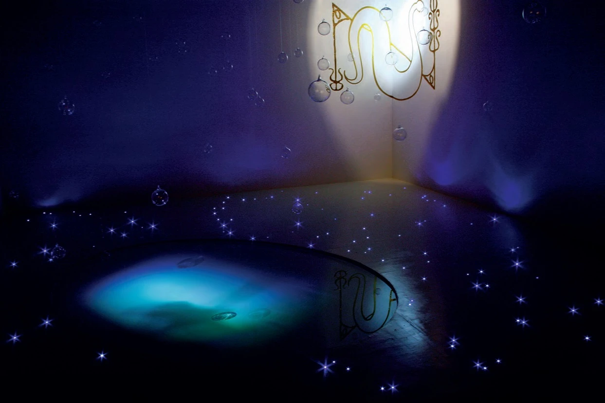 陳慧嶠，《銀塵》，2006，發光二極體、玻璃球，835×674×321cm，台北當代藝術館「此時此刻」個展現場。-圖片